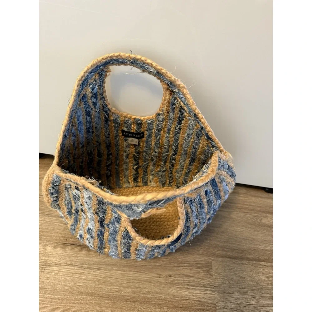 ANTIK KRAFT‎ Stylish Woven Straw Handbag with Modern Design